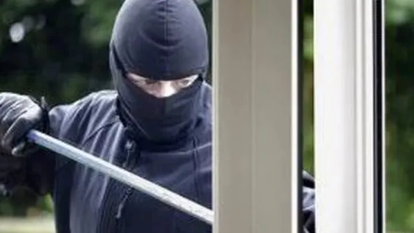 Casa svaligiata in pieno giorno, stanze a soqquadro e danni ingenti: l’amara sorpresa dei proprietari