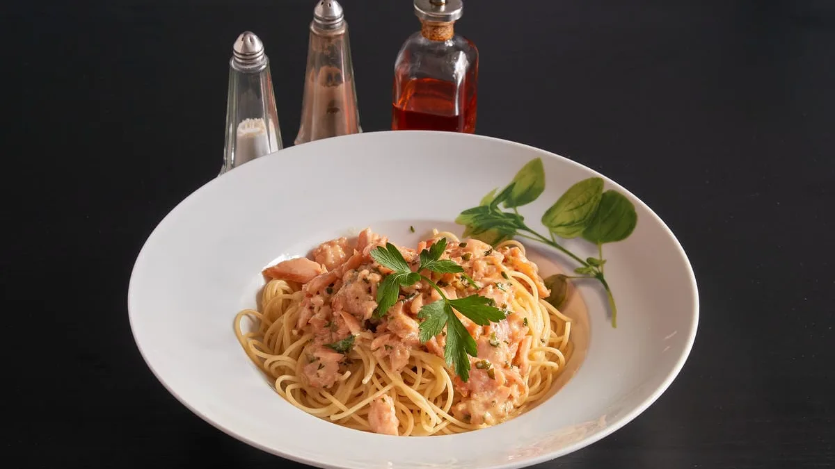 Pasta con spigola e capperi