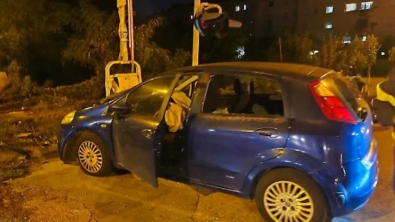 Si schianta contro la sbarra del passaggio a livello: quarantenne ricoverato in codice rosso
