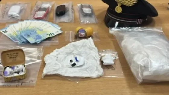 Estorce 160.000 euro a un architetto minacciando lui e i familiari: arrestato