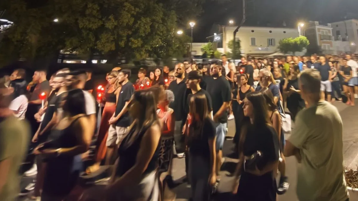 Una fiaccolata fino a casa di Luca: Sant’Elia si stringe alla famiglia del 22enne