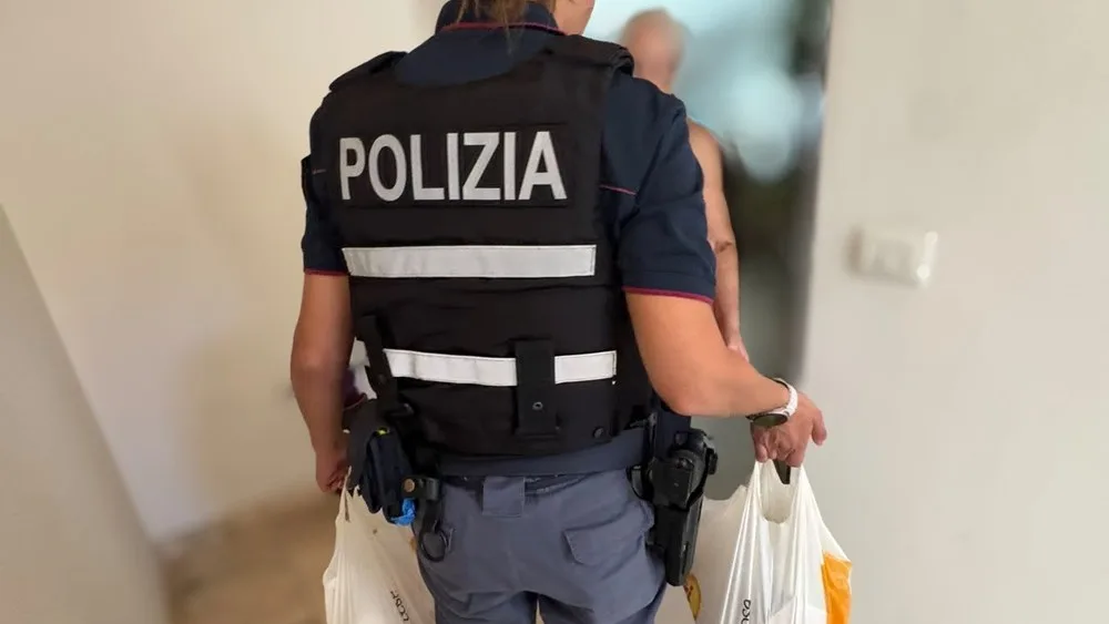 Fiuggi (FR) – Sola nel degrado e senza sostentamento, i poliziotti le fanno la spesa e allertano i servizi sociali