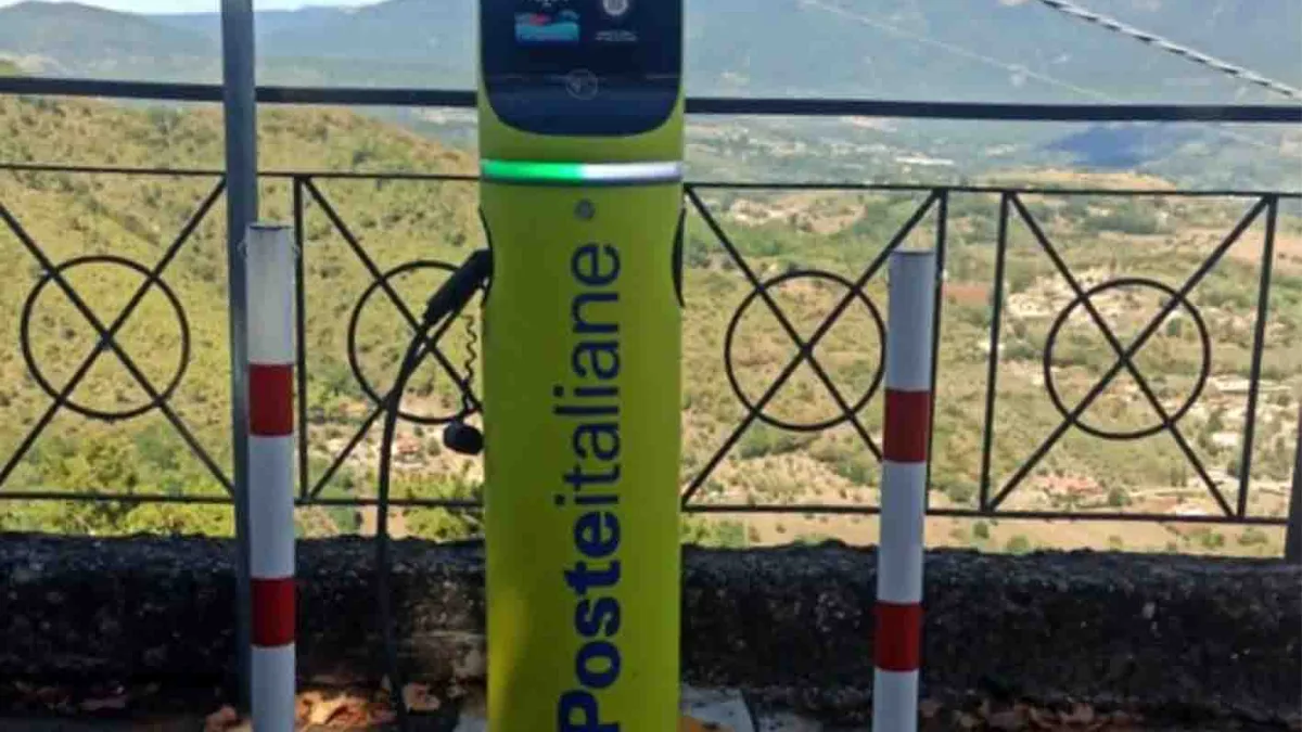 Poste Italiane, attivata a Fumone una nuova colonnina per la ricarica dei veicoli elettrici