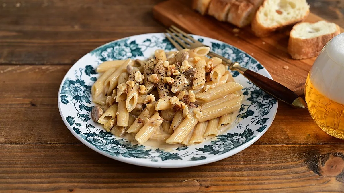 Pasta con crema di noci e speck