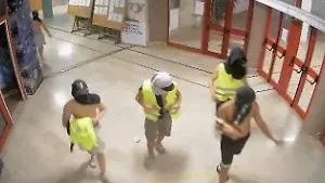 Entrano a scuola e distruggono tutto: fermati sei minori