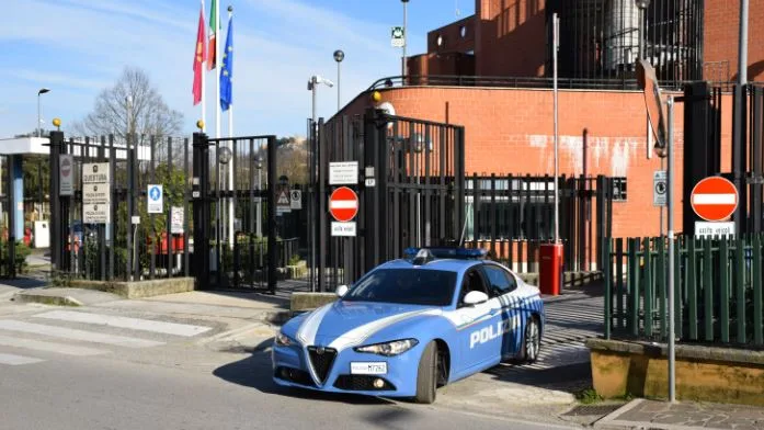 Frosinone – Trova una borsa da mille euro e la porta in Questura: proprietaria rintracciata grazie ad un QR code