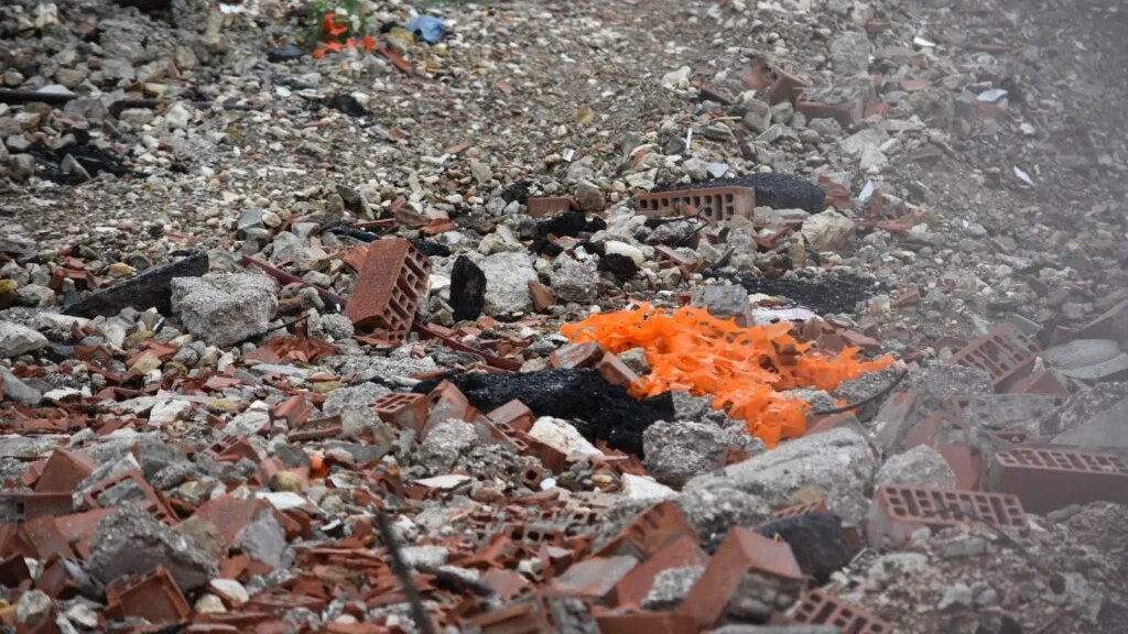 Materiali di risulta in via Capocci, l’Ansmi segnala e chiede interventi