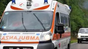 Finisce fuori strada e resta incastrato tra le lamiere