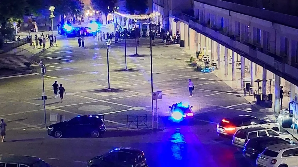 Rissa nella notte, in piazza arrivano le forze dell’ordine