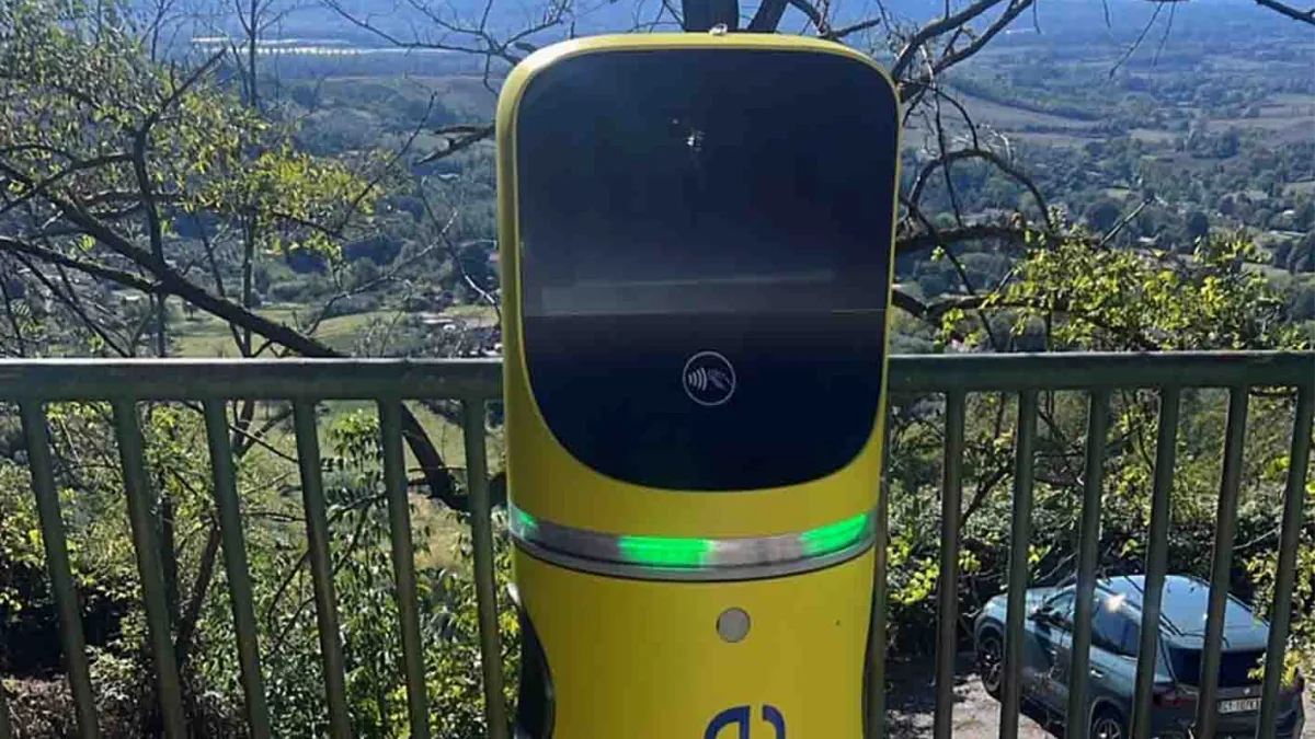 Poste Italiane – Provincia di Frosinone, attivata a Paliano una nuova colonnina per la ricarica dei veicoli elettrici