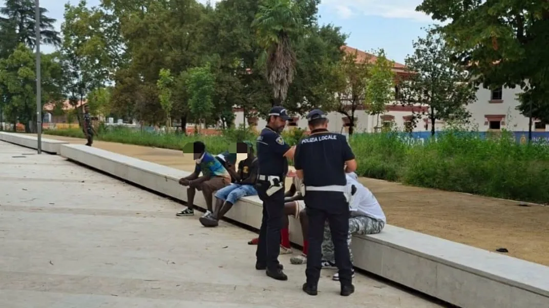 Frosinone – Aggredisce e minaccia gli agenti della Polizia Locale dopo una multa, poi il tentativo di fuga: denunciato