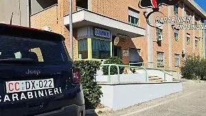 Organizza un evento musicale nel locale nonostante il divieto. Denunciato