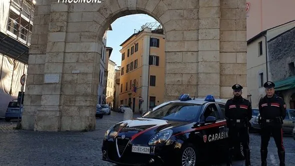 Ferentino – Gira di notte con un coltello da 37 centimetri: incastrato al posto di blocco