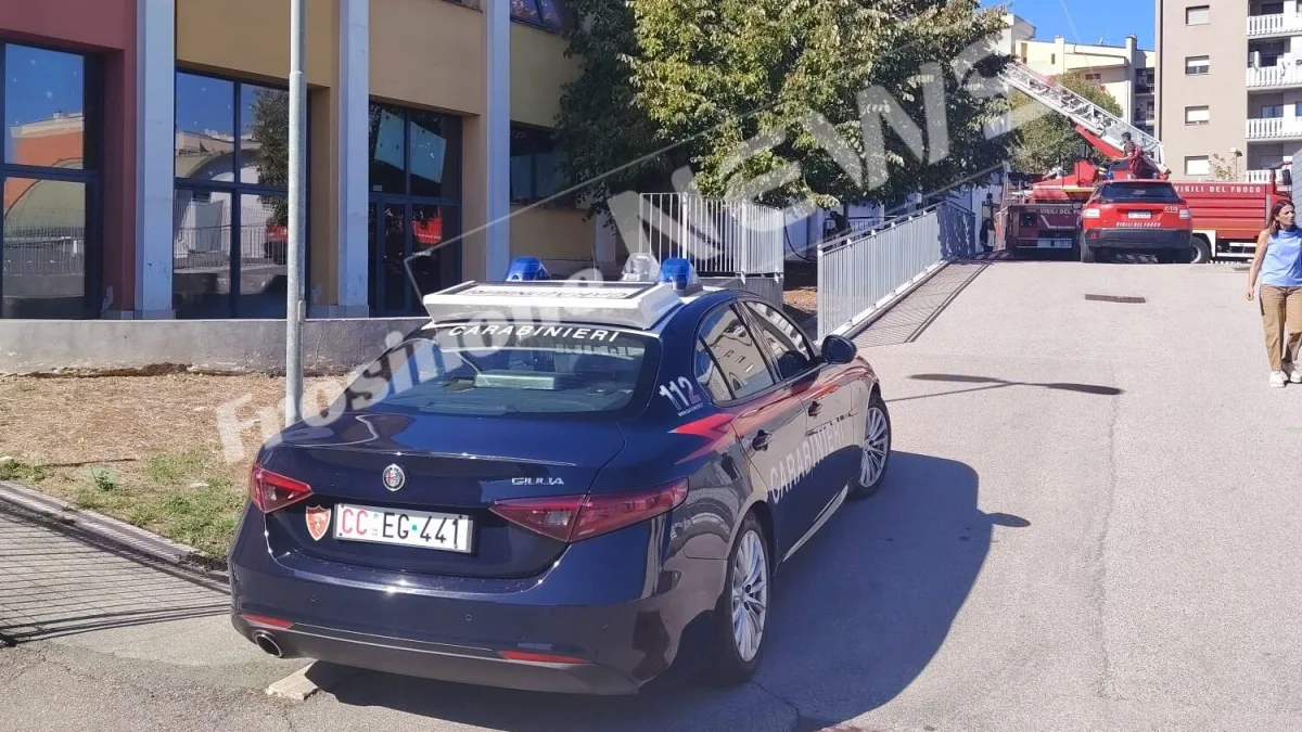 Frosinone – Incendio nella scuola ai ‘Cavoni’, alunni evacuati e soccorsi sul posto