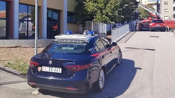 Fiamme dal tetto di una scuola: un operaio in ospedale