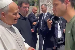 "Da Cassino, per la pace". Un papavero rosso in dono a papa Leone XIV