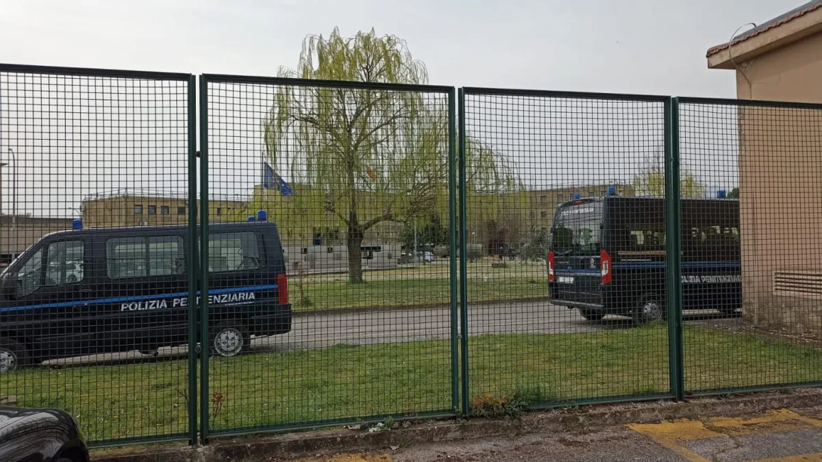 Frosinone – Violenza in carcere, poliziotto preso a pugni. Fns Cisl: “Sistema al collasso”