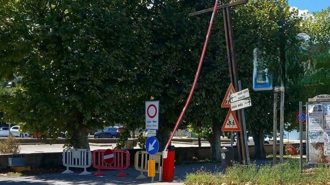 Atina – Sbarra divelta a Viale della Cartiera dopo un solo giorno: atto vandalico o impatto? Indagini in corso