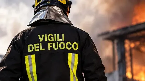 Incendio in una rimessa agricola: intervengono i vigili del fuoco