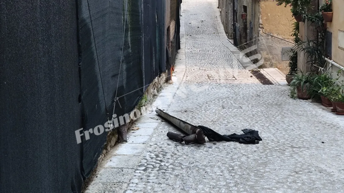 Cede una grondaia e crolla da oltre 15 metri: tragedia sfiorata in pieno centro