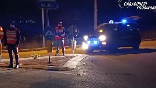 Frosinone, si aggira con fare sospetto in auto: trovato con un coltello proibito