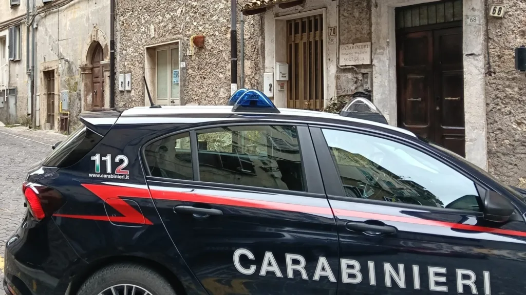 Esce di casa nonostante gli arresti domiciliari, i Carabinieri lo scoprono: denunciato per evasione