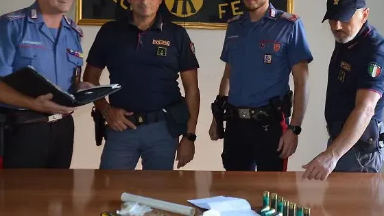 Hashish e cartucce da caccia in casa. Arrestato