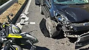 Scontro auto-moto, paura per un giovane
