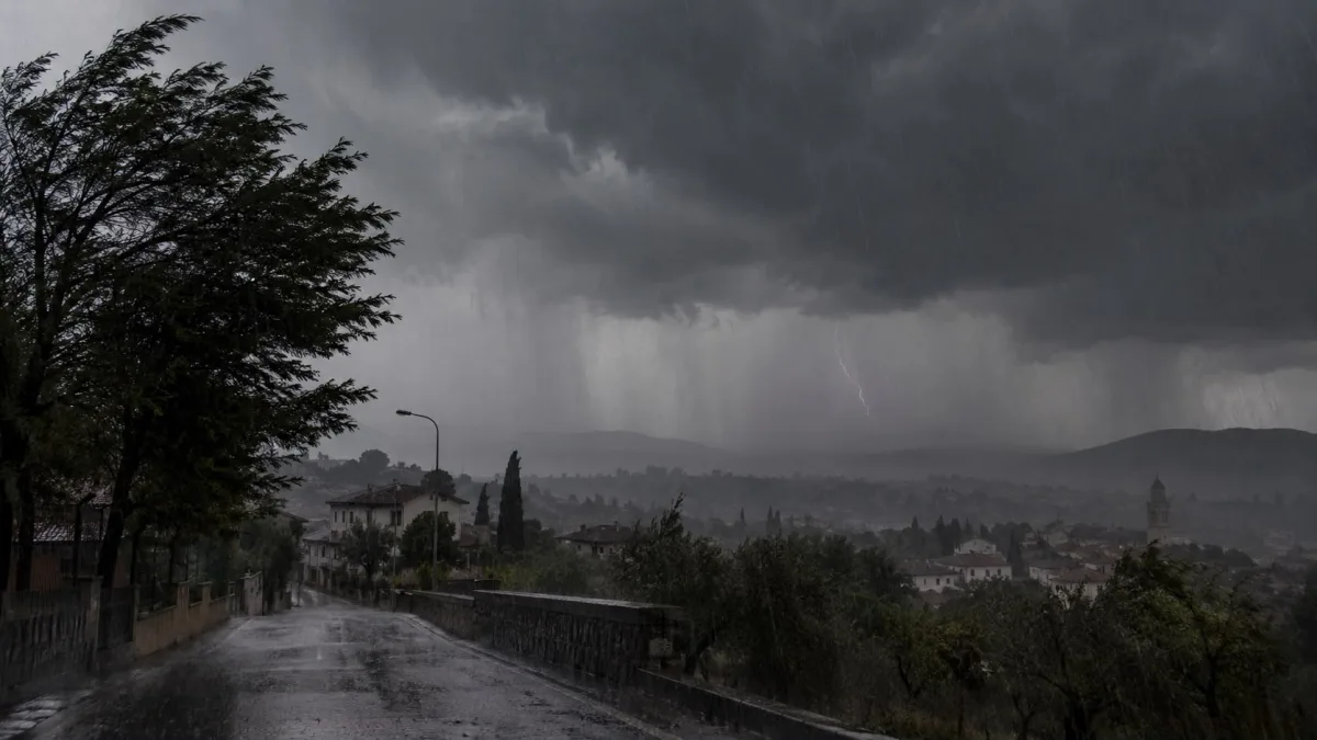 Addio al caldo anomalo, crollo termico fino a 8 gradi e rischio temporali: ecco quando