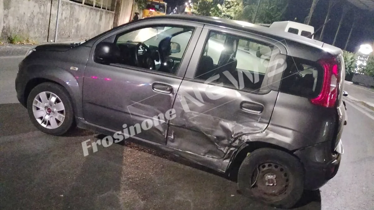 Incidente nella notte, scontro tra due auto: feriti e paura in strada