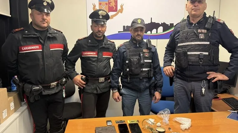 Blitz antidroga congiunto, i cani fiutano crack e cocaina: 20enne finisce in manette