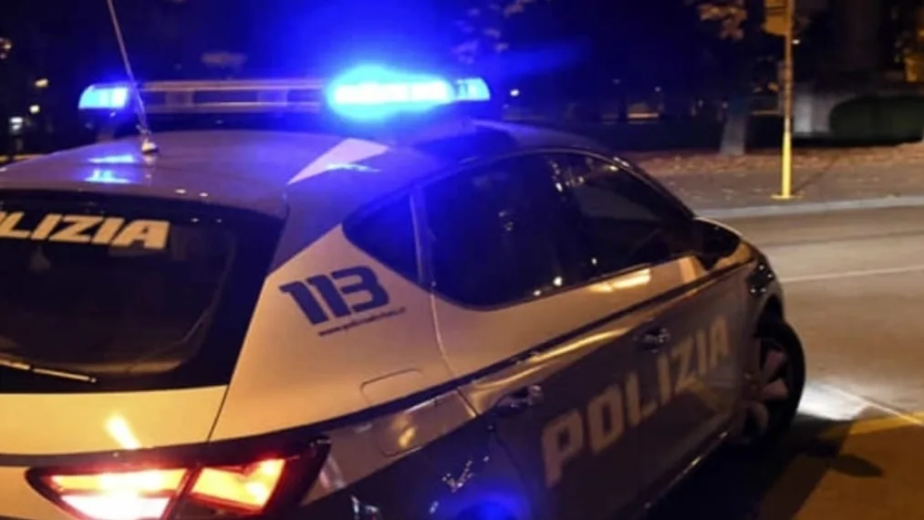 Frosinone – Prende a pugni e morsi la responsabile di un locale, poi sferra calci ai poliziotti: arrestata dopo la notte di follia