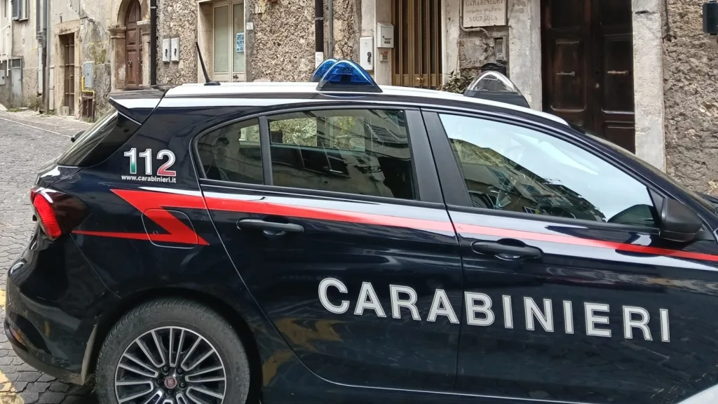 Minaccia di darle fuoco e le sottrae mezzo milione: ex violento arrestato per atti persecutori, rapina ed estorsione