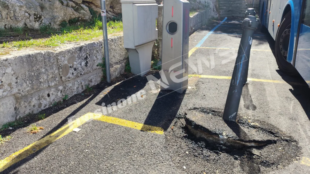 Autobus urta il paletto, ennesimo incidente all’incrocio ‘pericoloso’: è polemica sicurezza