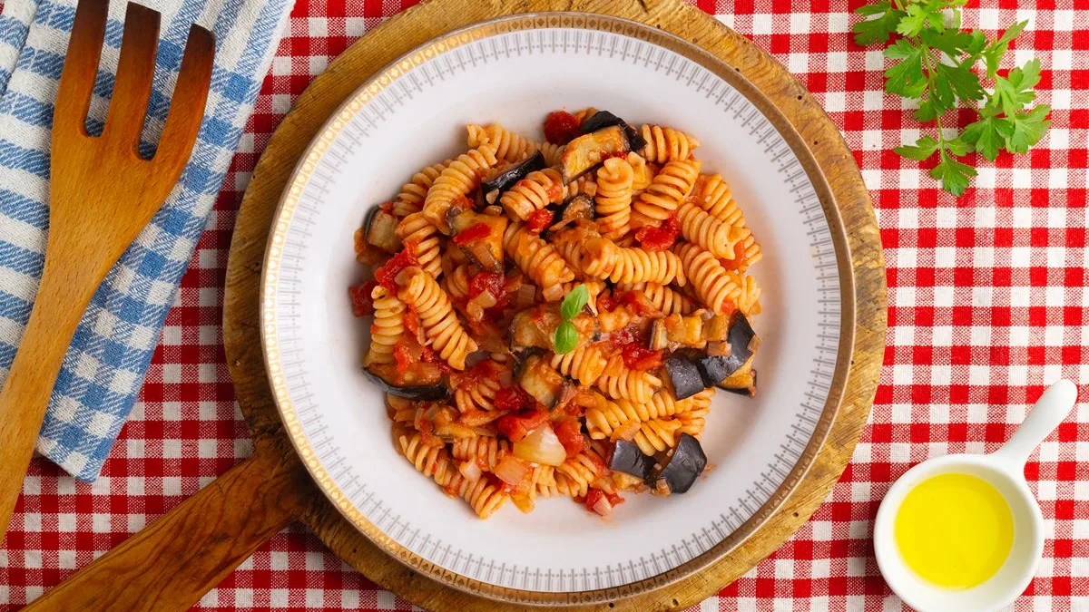Pasta con melanzane e pomodoro