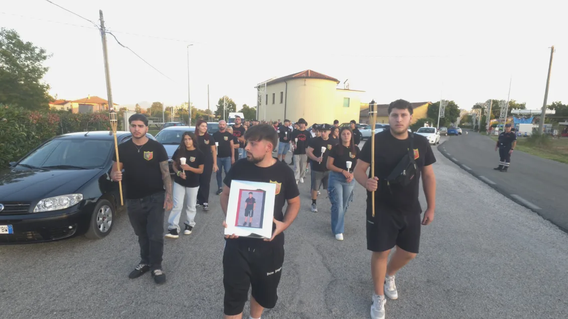 Aquino – Fiaccolata per ricordare Stefano, l’abbraccio di tutta la comunità