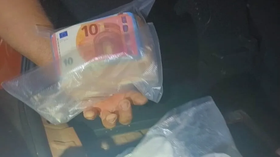 Cassino – Operazione antidroga sull’A1, maxi sequestro di cocaina nascosta nel doppio fondo di un’auto: due arresti