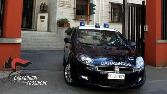 Ruba uno smartphone durante la festa patronale, giovane incastrato dai movimenti del dispositivo
