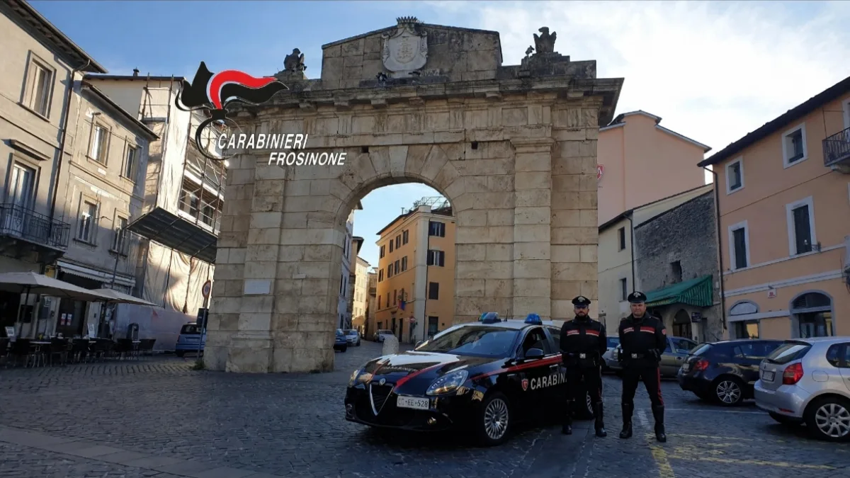 A spasso con un coltello da 37 centimetri: scoperto durante un controllo sulla Casilina e denunciato