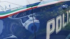 Minaccia l'insano gesto e si allontana da casa. La polizia la trova e la salva