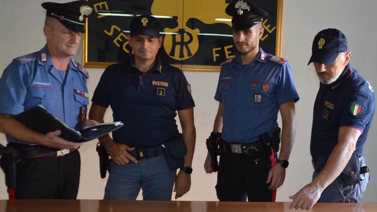 Blitz congiunto di Carabinieri e Polizia in casa di un giovane, trovati droga e munizioni: arrestato