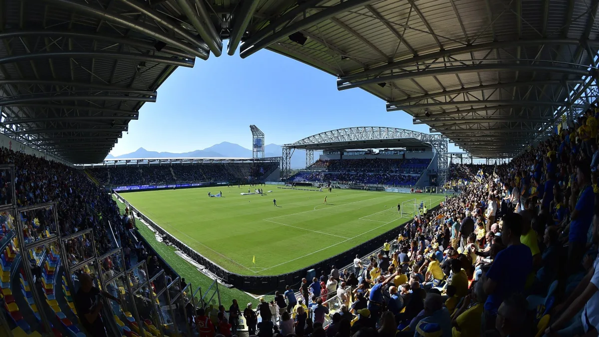 Frosinone-Como, la biglietteria: costi e info per non perdere la gara di domenica. Terzic fuori dai giochi