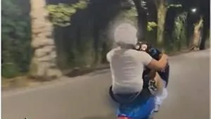 Impennata in scooter ripresa sui social: minorenne sanzionato dai carabinieri