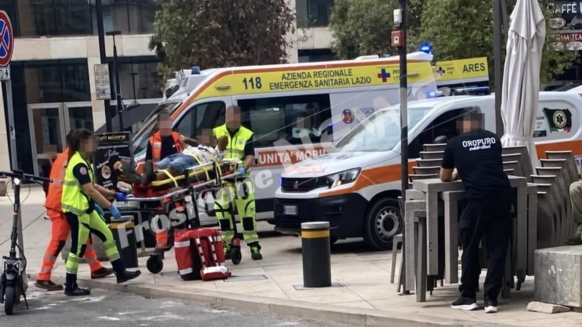 Perde il controllo del monopattino e rovina sull’asfalto: corsa in ospedale per un giovane ferito alla testa