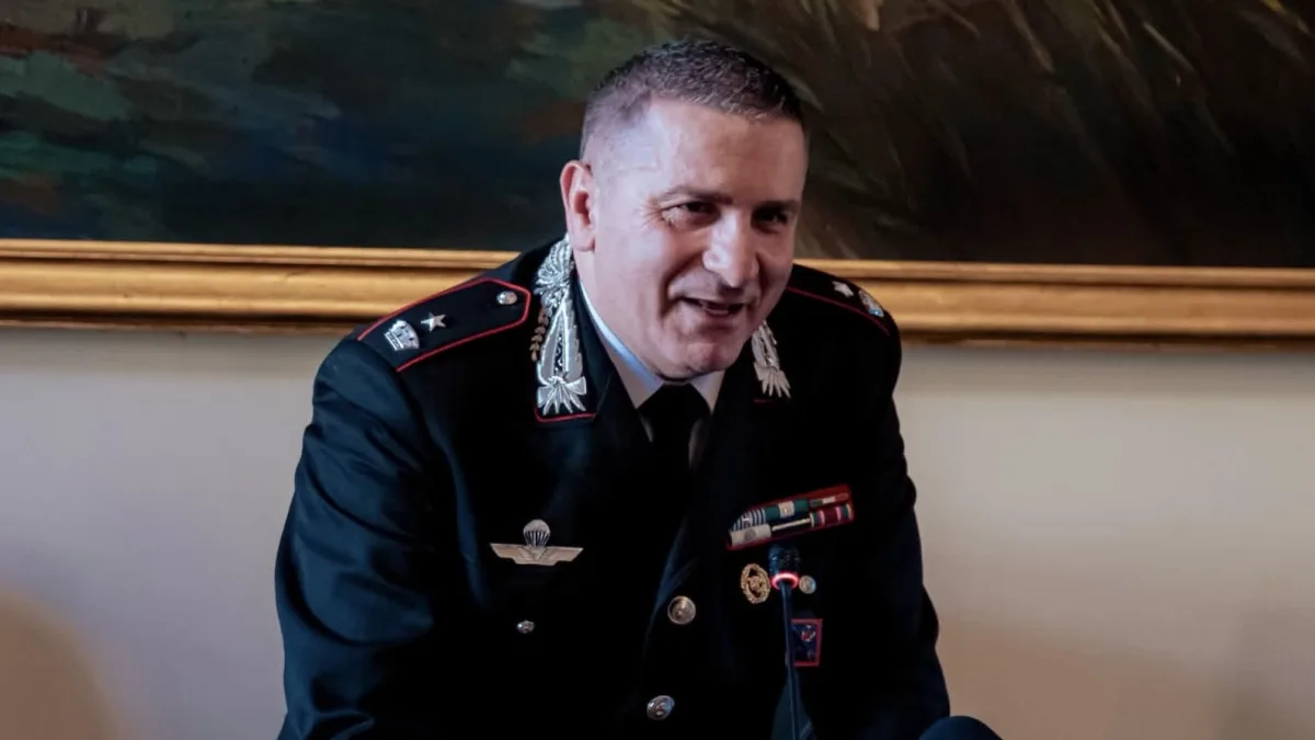 Il lungo applauso della comunità sorana al maggiore Domenico Cavallo: “Non vi dimenticherò mai” – VIDEO