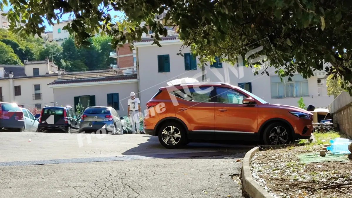 Frosinone – Sessantenne vive in un parcheggio a pochi passi dall’ex ospedale: un rifugio tra degrado e precarietà