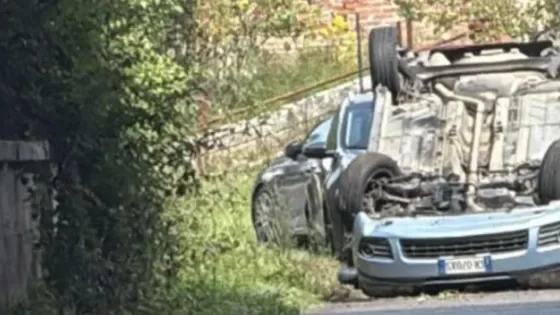 Incidente in via Cosa, auto si ribalta