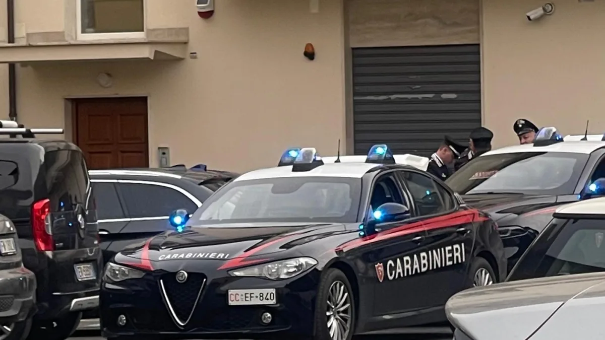 Picchia la moglie davanti alle figlie minori, i carabinieri si precipitano in un’abitazione ed evitano il peggio