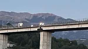 Motrice di un camion blocca la superstrada
