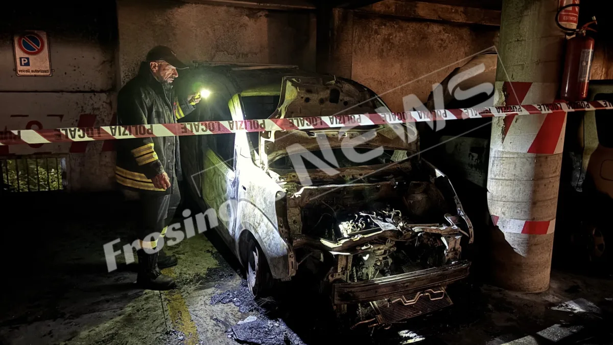 Incendio nel parcheggio sotterraneo del Comune: auto distrutte dalle fiamme